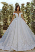 Robe de mariée glamour en dentelle à épaules dénudées, décolleté en V et appliques, coupe trapèze