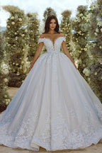 Robe de mariée glamour en dentelle à épaules dénudées, décolleté en V et appliques, coupe trapèze