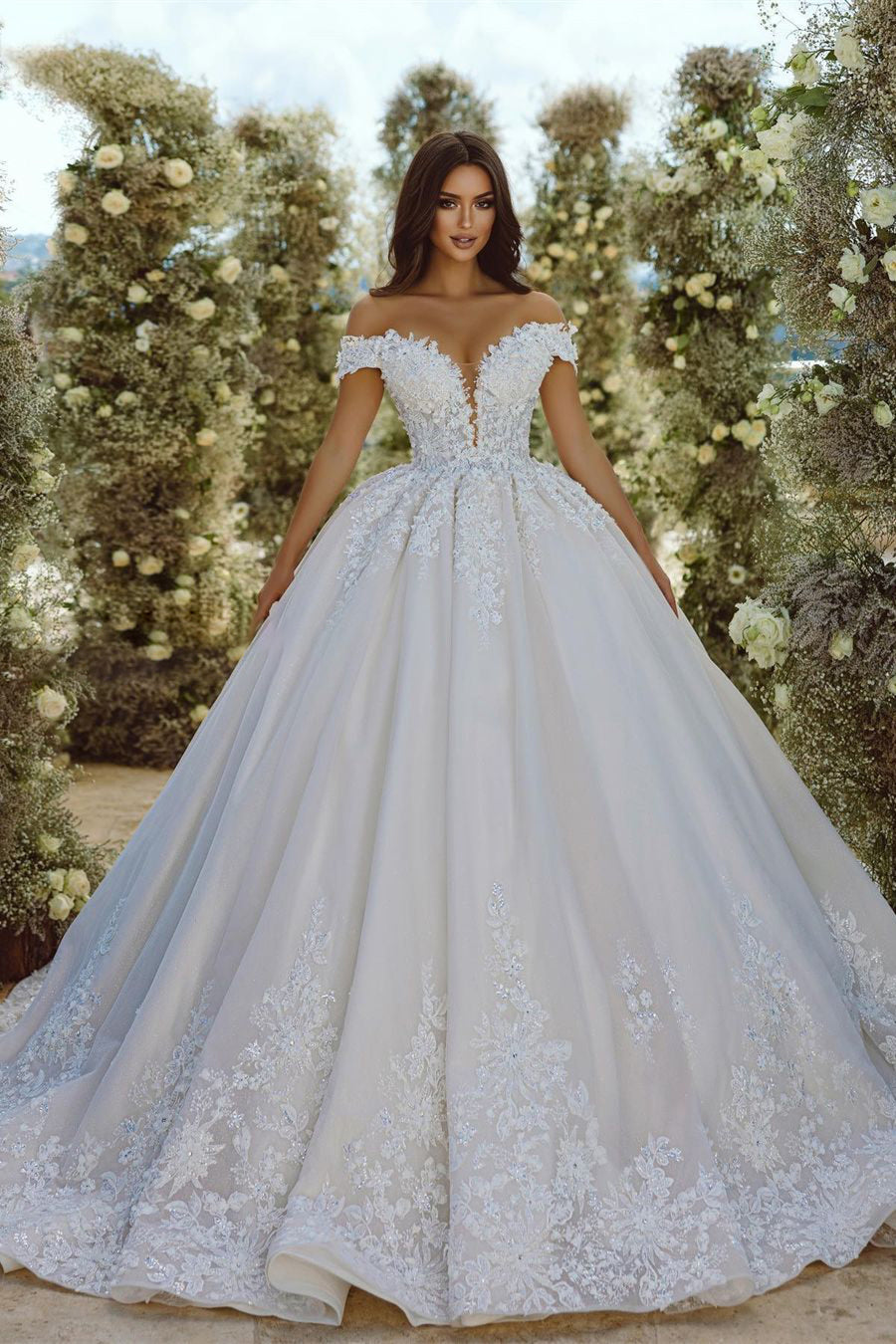 Robe de mariée glamour en dentelle à épaules dénudées, décolleté en V et appliques, coupe trapèze