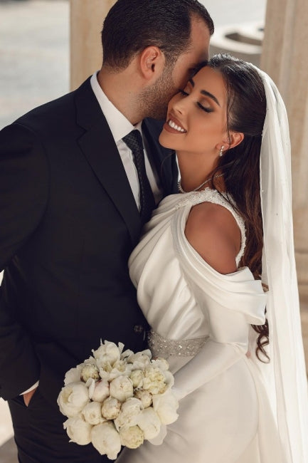 Robe de mariée sirène glamour en satin, asymétrique à manches longues et volants