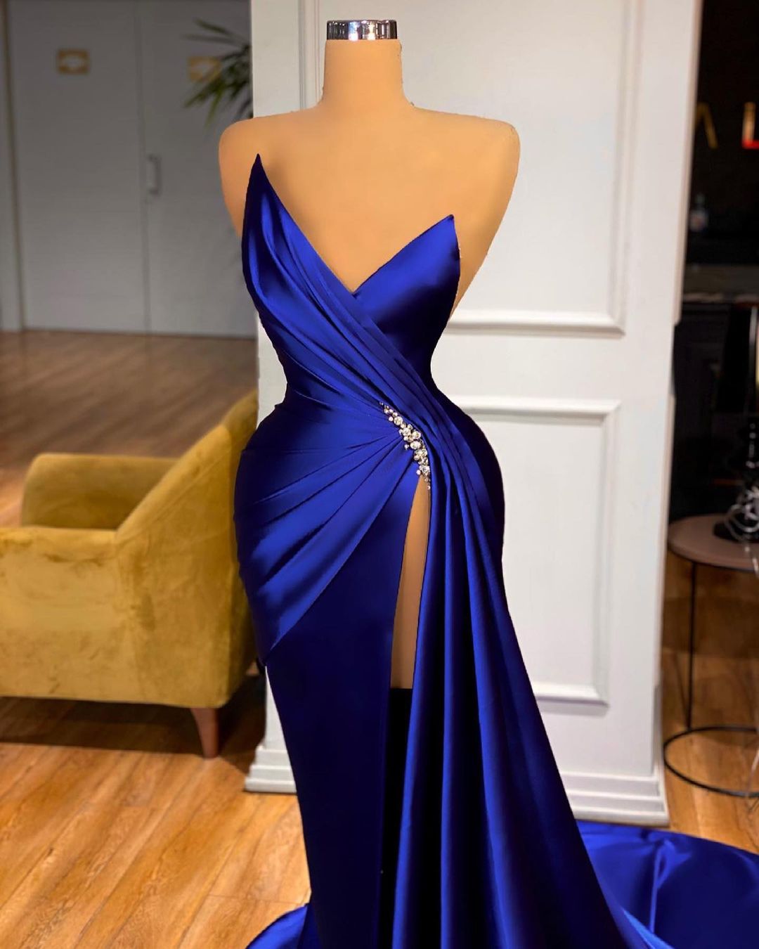 Robe de bal sirène longue bleu royal glamour à décolleté en cœur avec fente