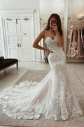 Glamuroso vestido de novia de sirena sin mangas con tirantes finos y encaje