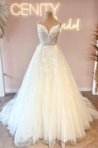 Robes de mariée glamour à fines bretelles, sans manches et coupe trapèze en dentelle