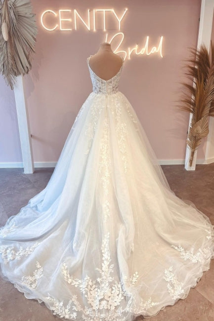 Robes de mariée glamour à fines bretelles, sans manches et coupe trapèze en dentelle