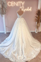Robes de mariée glamour à fines bretelles, sans manches et coupe trapèze en dentelle