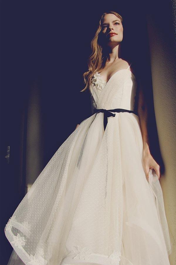 Vestidos de novia de tul color marfil con espalda descubierta y tirantes glamurosos WD124