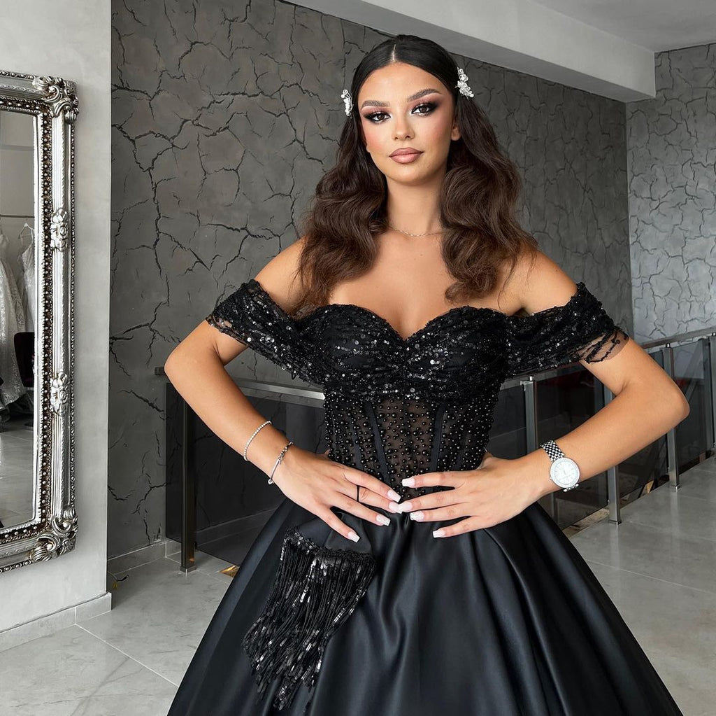 Elegantes vestidos de noche negros de fiesta con escote corazón y hombros descubiertos, adornados con cuentas.