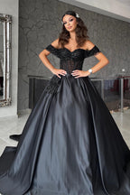 Elegantes vestidos de noche negros de fiesta con escote corazón y hombros descubiertos, adornados con cuentas.