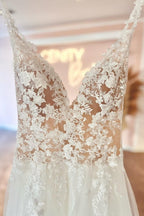 Robes de mariée glamour en dentelle, décolleté en V sans manches, coupe trapèze, bustier cœur