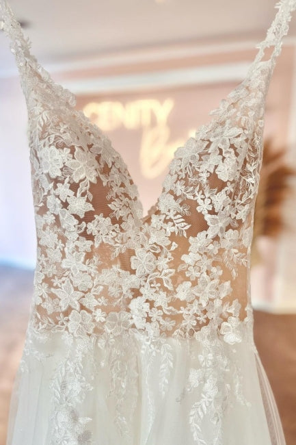 Robes de mariée glamour en dentelle, décolleté en V sans manches, coupe trapèze, bustier cœur