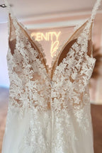 Robes de mariée glamour en dentelle, décolleté en V sans manches, coupe trapèze, bustier cœur