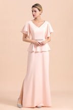Elegante vestido de madrina con escote en V, abertura frontal y fajín con cuentas.