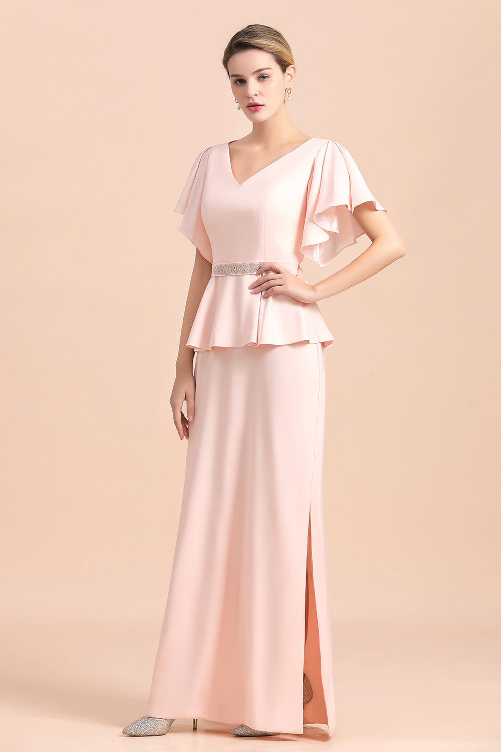 Elegante vestido de madrina con escote en V, abertura frontal y fajín con cuentas.