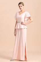 Elegante vestido de madrina con escote en V, abertura frontal y fajín con cuentas.