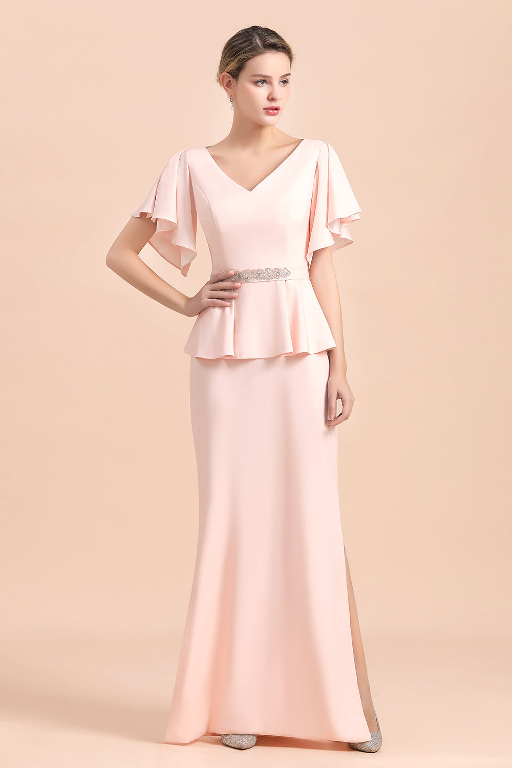 Elegante vestido de madrina con escote en V, abertura frontal y fajín con cuentas.