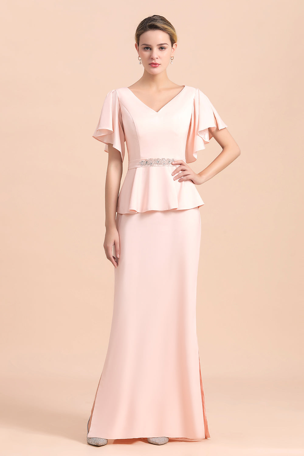 Elegante vestido de madrina con escote en V, abertura frontal y fajín con cuentas.