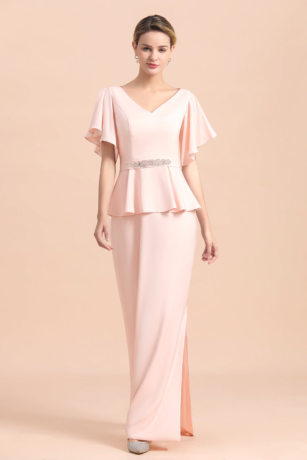 Elegante vestido de madrina con escote en V, abertura frontal y fajín con cuentas.