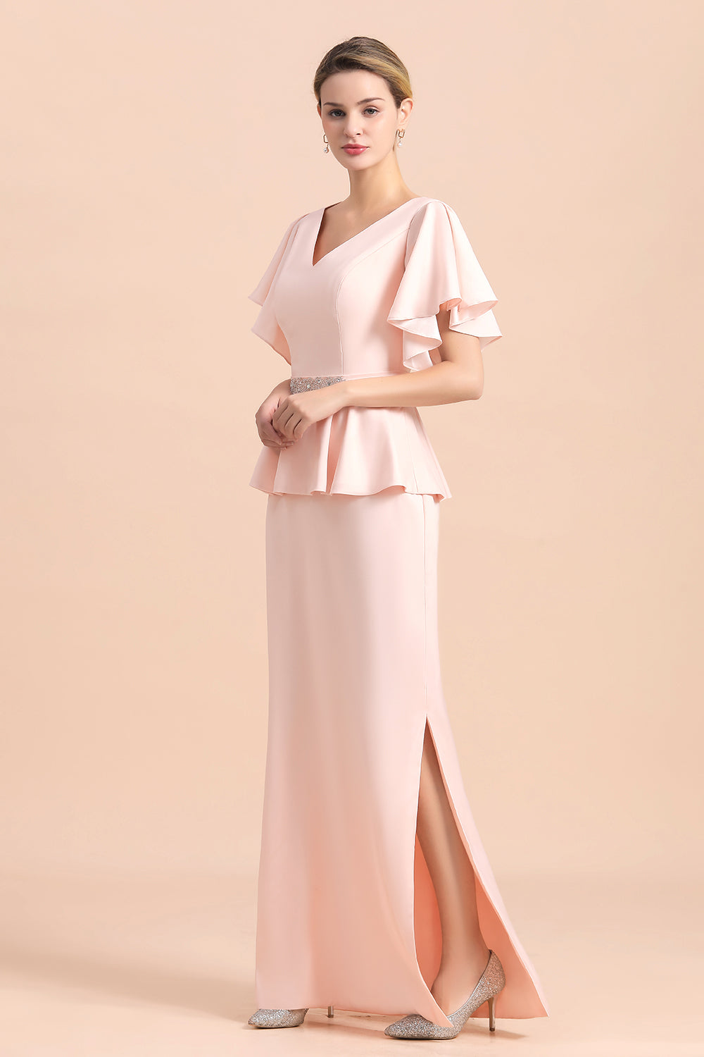 Elegante vestido de madrina con escote en V, abertura frontal y fajín con cuentas.
