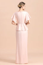 Elegante vestido de madrina con escote en V, abertura frontal y fajín con cuentas.