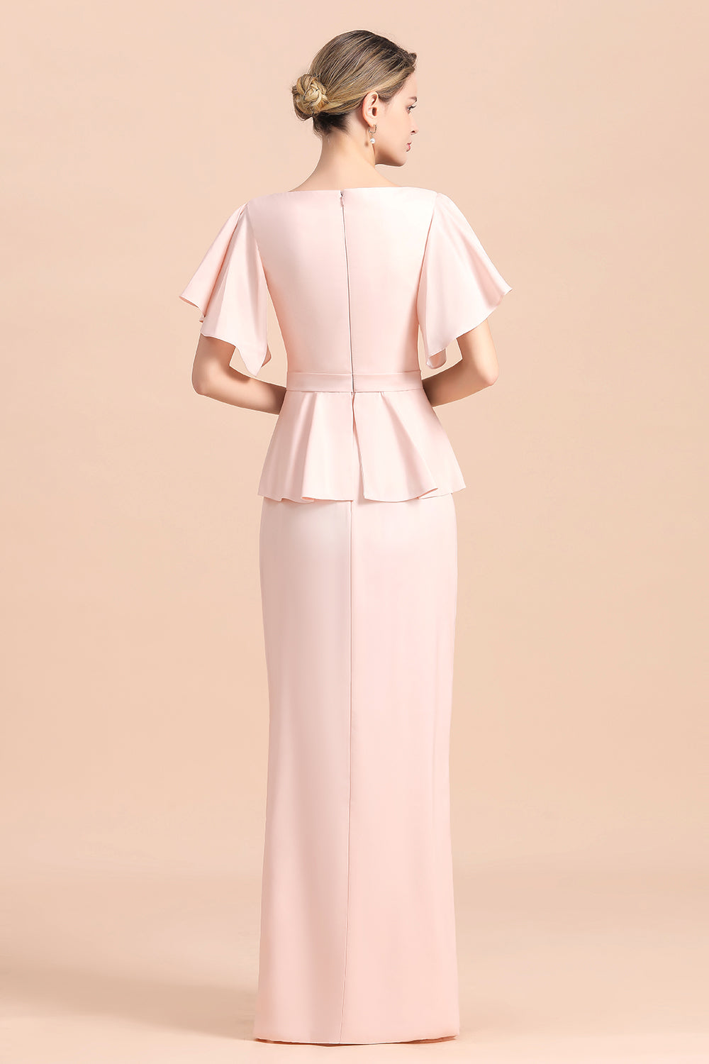 Elegante vestido de madrina con escote en V, abertura frontal y fajín con cuentas.