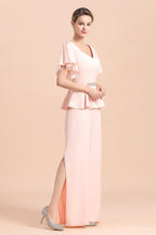 Elegante vestido de madrina con escote en V, abertura frontal y fajín con cuentas.