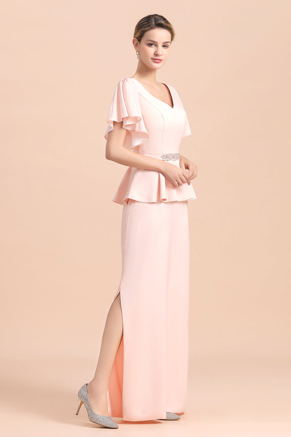 Elegante vestido de madrina con escote en V, abertura frontal y fajín con cuentas.
