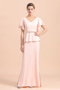Elegante vestido de madrina con escote en V, abertura frontal y fajín con cuentas.