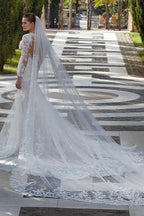 Robe de mariée sirène glamour à col en V, manches longues et applications en dentelle