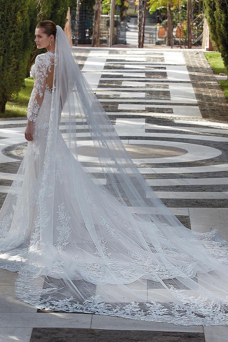 Robe de mariée sirène glamour à col en V, manches longues et applications en dentelle