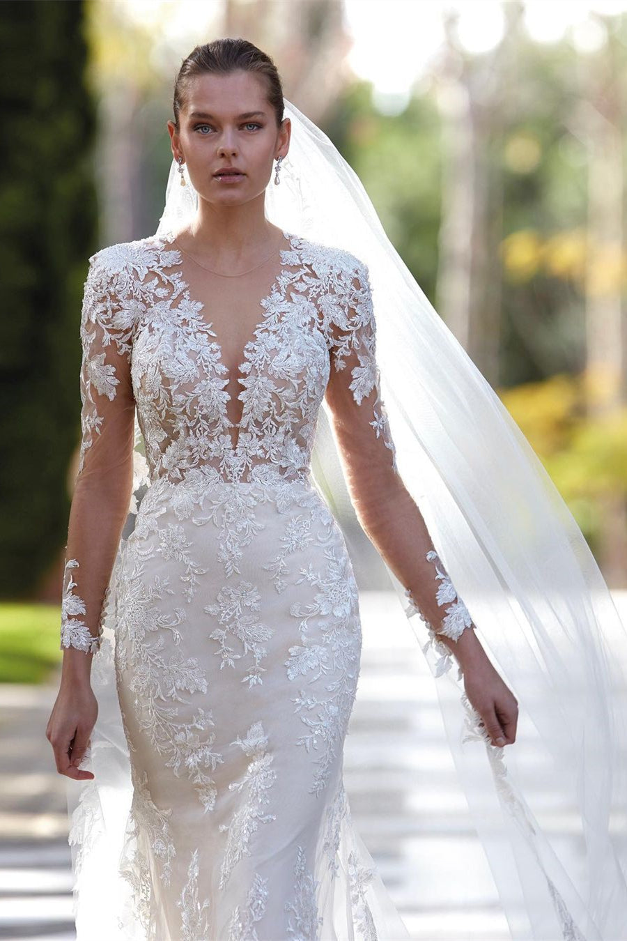 Robe de mariée sirène glamour à col en V, manches longues et applications en dentelle