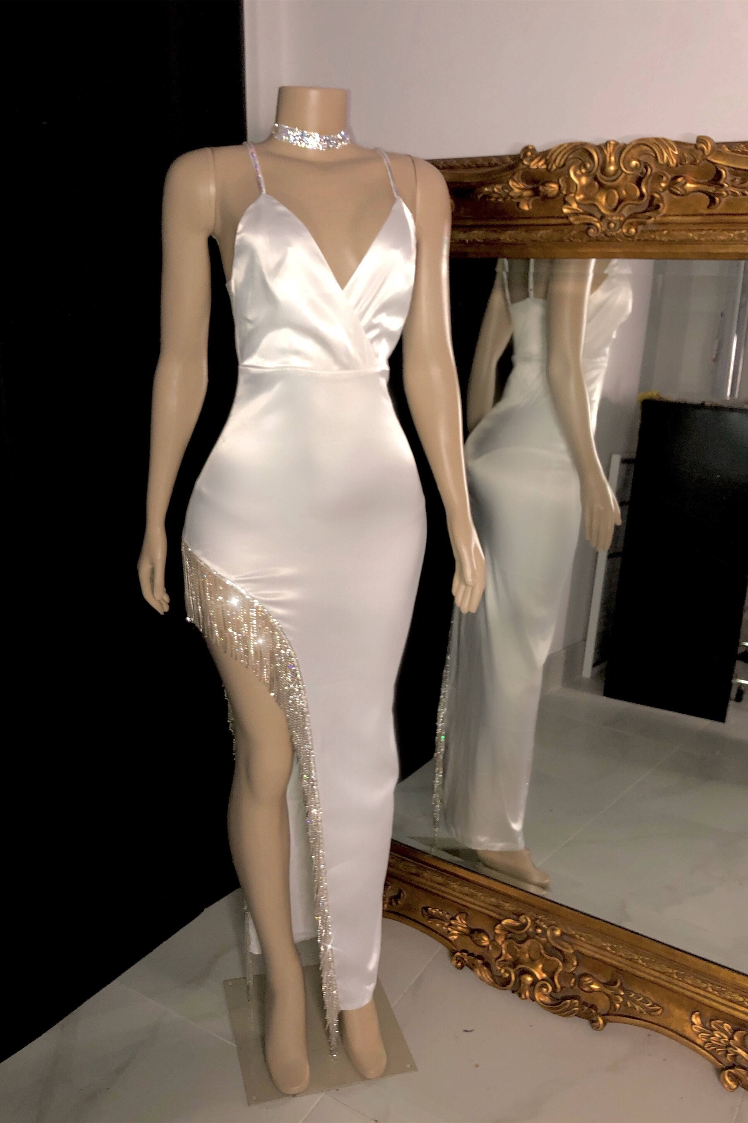 Robe de bal sirène glamour à bretelles spaghetti et décolleté en V, sans manches