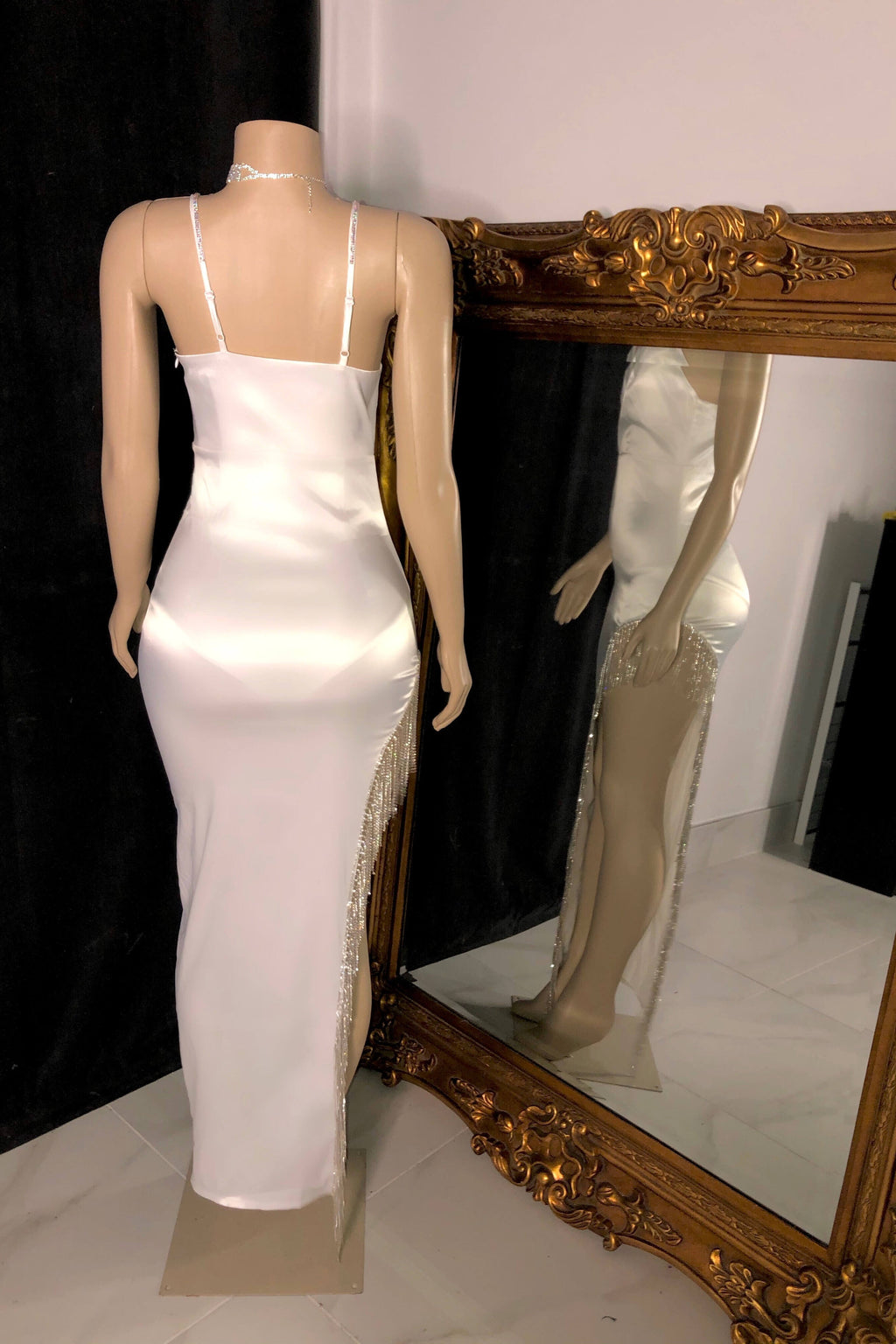 Robe de bal sirène glamour à bretelles spaghetti et décolleté en V, sans manches