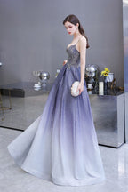 Vestido de fiesta glamuroso de tirantes finos con efecto degradado morado y corte en A