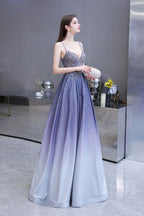 Vestido de fiesta glamuroso de tirantes finos con efecto degradado morado y corte en A