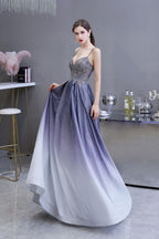 Vestido de fiesta glamuroso de tirantes finos con efecto degradado morado y corte en A