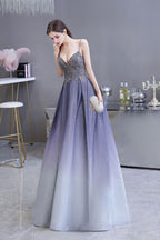 Vestido de fiesta glamuroso de tirantes finos con efecto degradado morado y corte en A