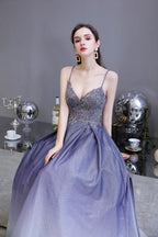 Vestido de fiesta glamuroso de tirantes finos con efecto degradado morado y corte en A