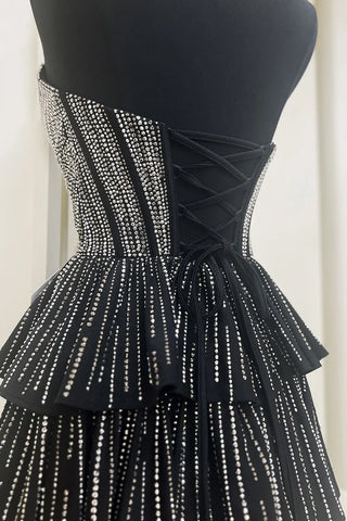 Robe de bal courte noire à paillettes, bustier trapèze, ornée de perles