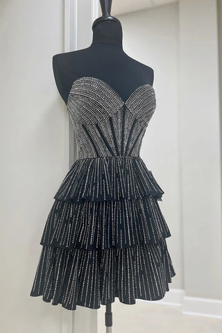 Robe de bal courte noire à paillettes, bustier trapèze, ornée de perles