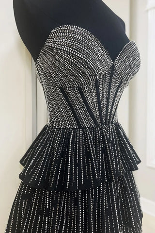 Robe de bal courte noire à paillettes, bustier trapèze, ornée de perles