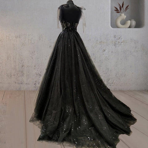Vestido de novia negro de corte corte, con corsé de tul y encaje brillante en el escote corazón