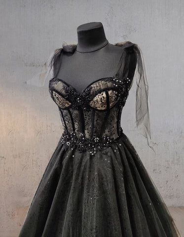 Vestido de novia negro de corte corte, con corsé de tul y encaje brillante en el escote corazón