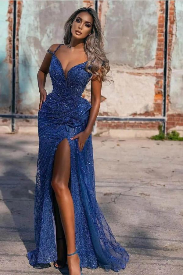 Robe de soirée sirène longue à paillettes, épaules dénudées et fente.