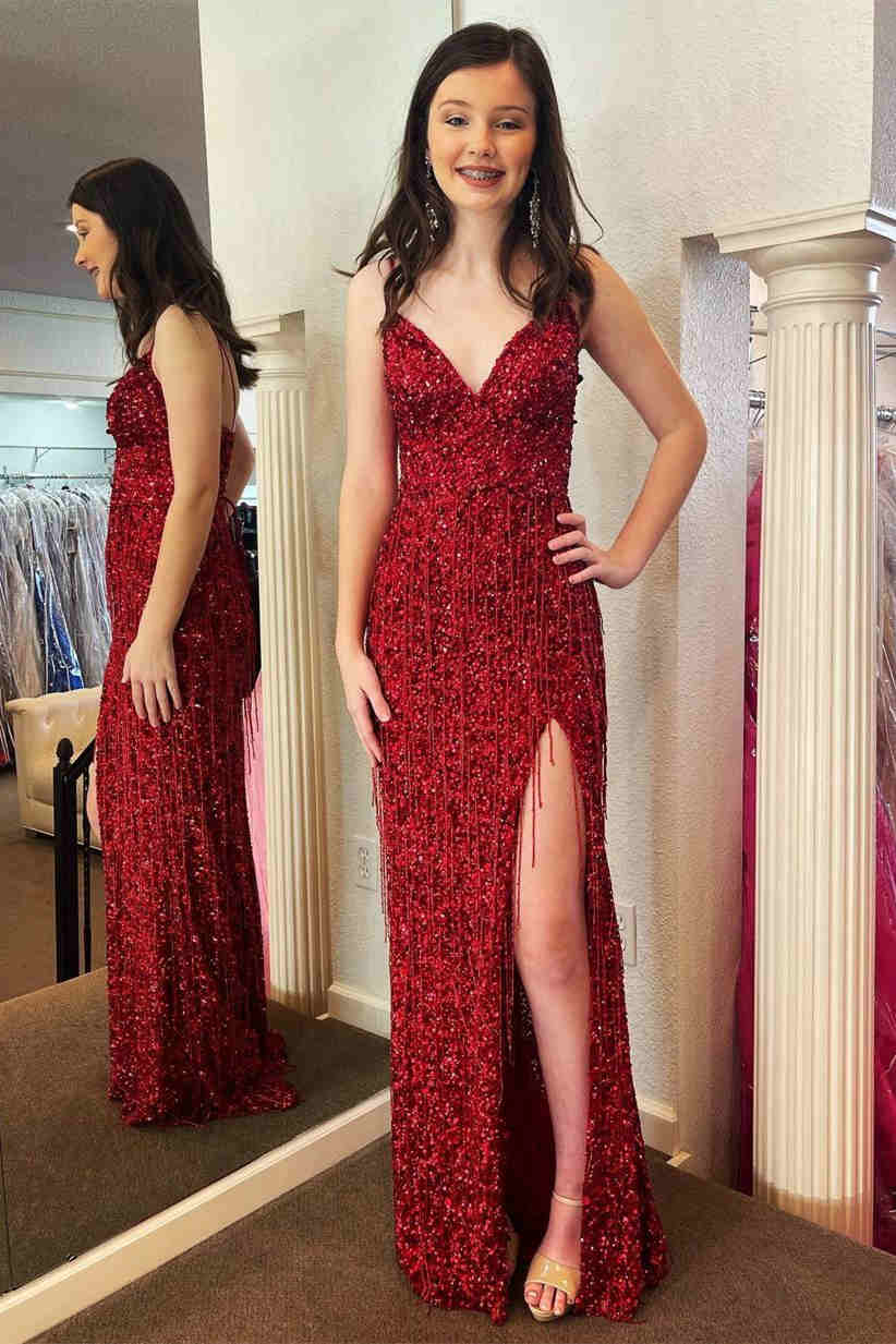 Robe de bal longue rouge pailletée à col V et pompons