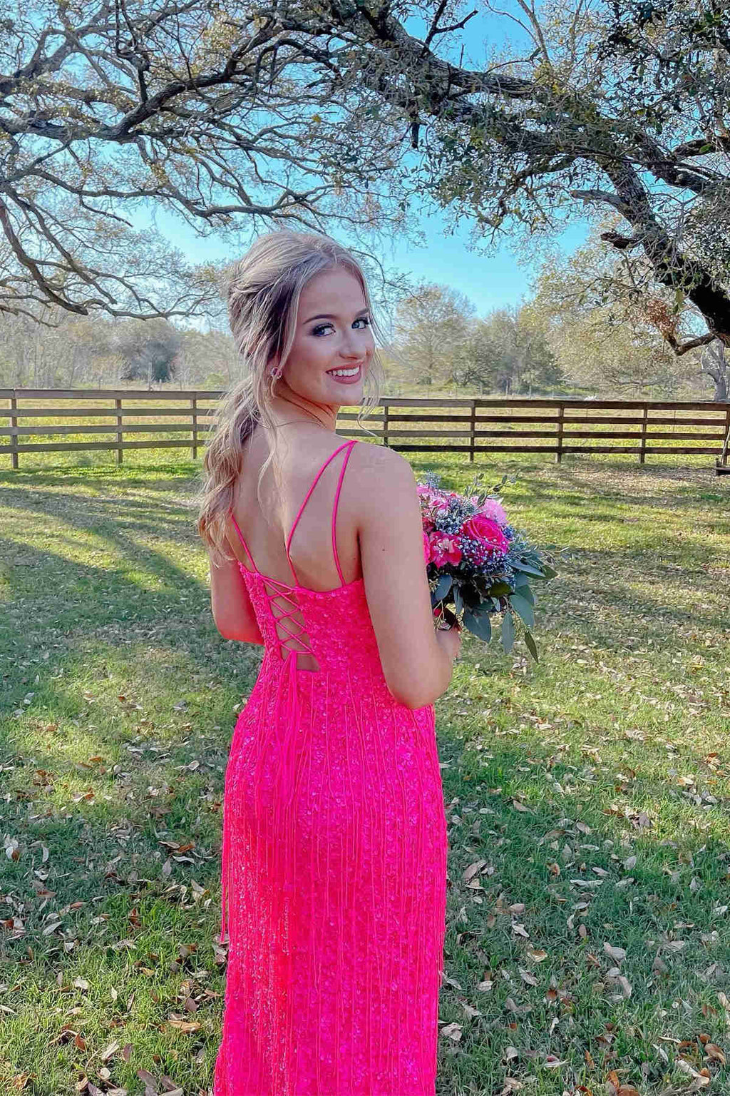 Robe de bal longue rouge pailletée à col V et pompons
