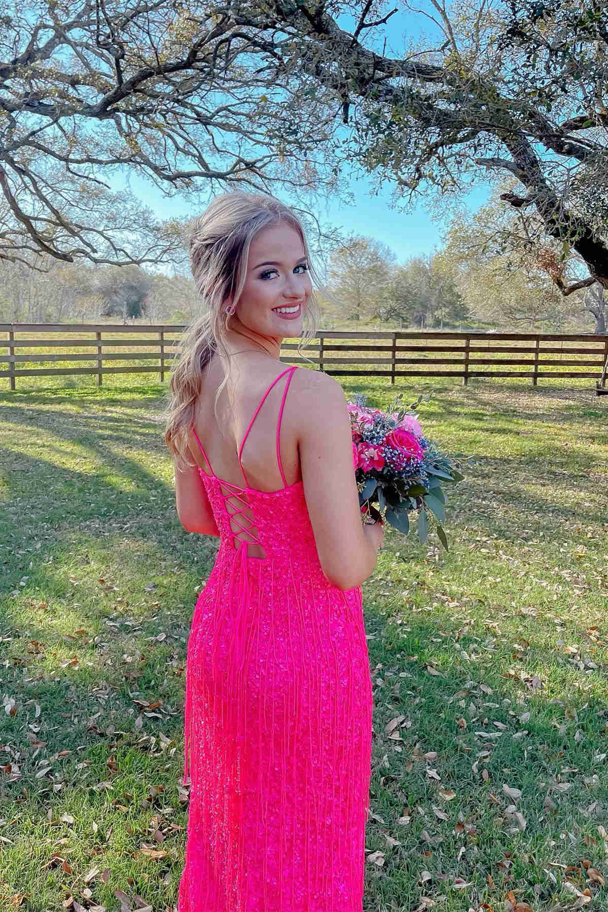 Robe de bal longue rouge pailletée à col V et pompons