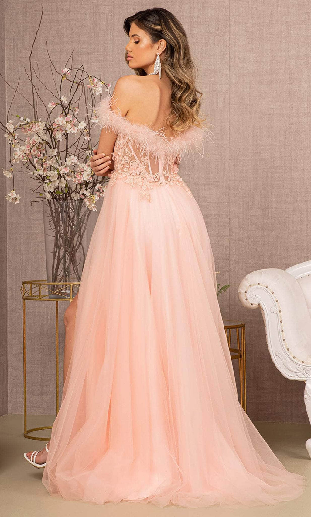 Robe de soirée à épaules dénudées ornée de plumes