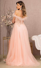 Robe de soirée à épaules dénudées ornée de plumes