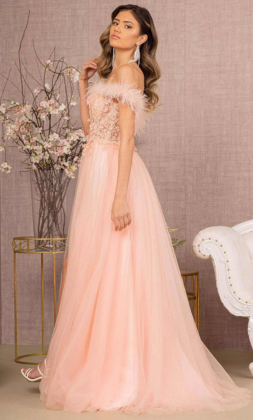 Robe de soirée à épaules dénudées ornée de plumes