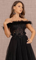 Robe de soirée à épaules dénudées ornée de plumes
